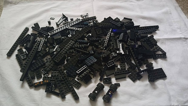 LEGO fekete elemek vegyesen