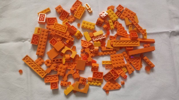LEGO narancssrga elemek vegyesen