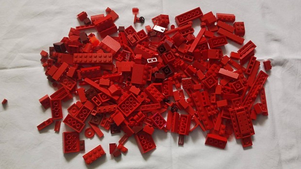 LEGO piros elemek vegyesen
