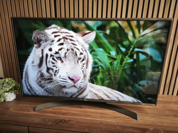 LG 110CM 4K SMART WIFI LED TV