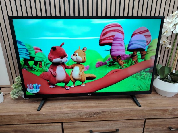 LG 110CM 4K SMART WIFI LED TV. 