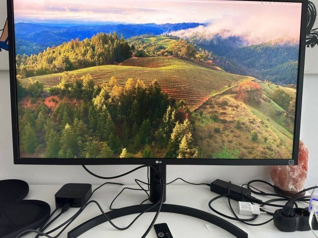 LG 32UK550 monitor