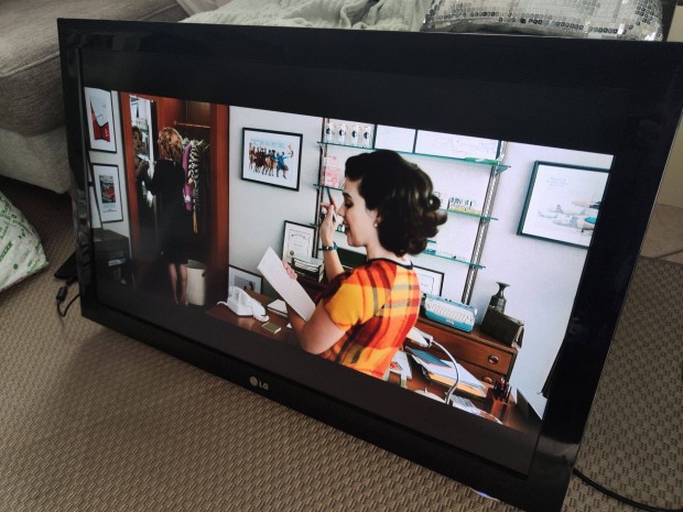 LG 37" Fullhd TV fali konzollal