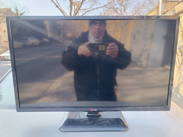 LG 72centis LED tv monitor elad.