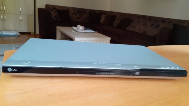 LG Dvx172 DVD lejátszó hibátlan, kb. 100 db ajándék mese DVD-vel eladó