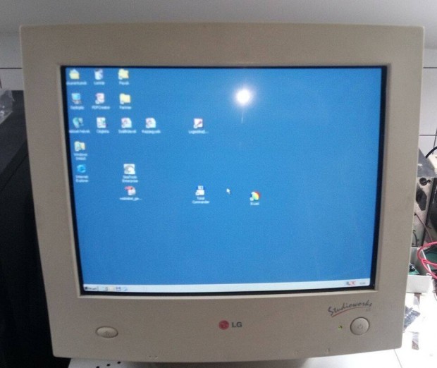 LG Studioworks 57i 15"-os CRT monitor