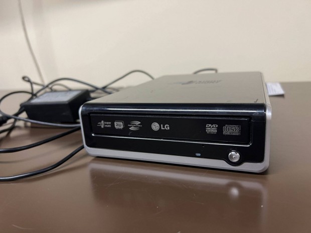 LG k�ls� DVD �r�, t�pegys�g�vel, USB k�bel�vel, j�l m�k�d�en