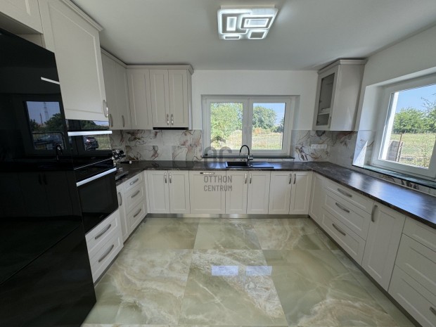 LUXUSH�Z - M�RV�NY - SOLAR PANELEK - H�SZIVATTY�