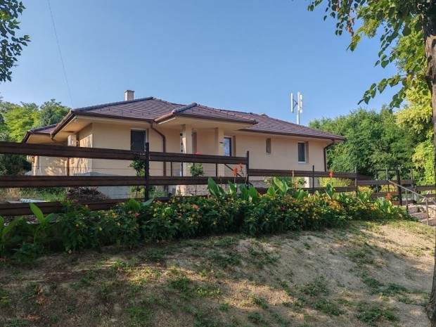 LUXUS LAK�INGATLAN, HANGULATOS WELLNES R�SZLEGGEL