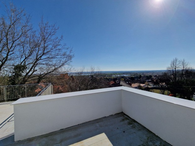 LUXUS PENTHOUSE RISTERASSZAL FONYDON  J PTS, AZONNAL