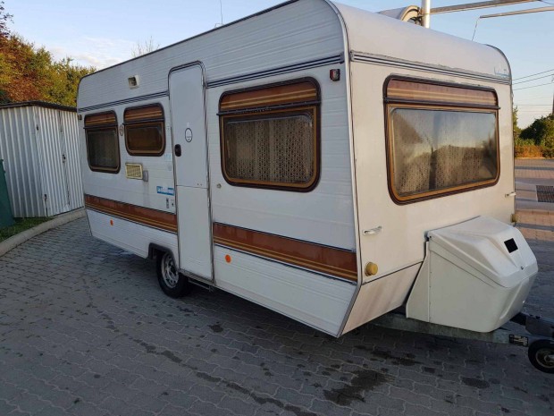 La Boheme 440 lakokocsi telepitesre, elősátorral, akar leszallitassal