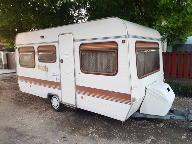 La Boheme 440 lakokocsi telepitesre, elősátorral, akar leszallitassal
