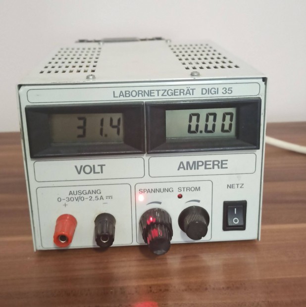 Labortáp 0-30v 0-2,5A