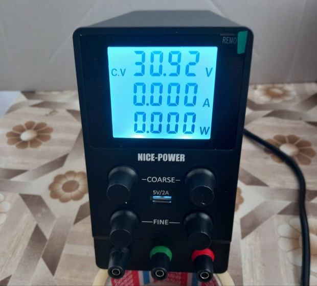 Labortáp 30 volt 10 amper, labortápegység