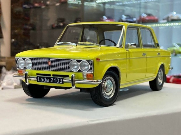 Lada 1500 2103 1972 1:18 1/18 Triple9