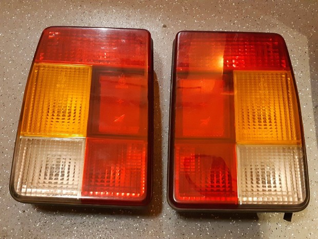 Lada 2014 hátsó lámpa bal és jobb