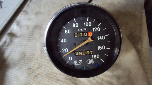 Lada 2103-2106-Niva napisz�ml�l�s kilom�ter�ra