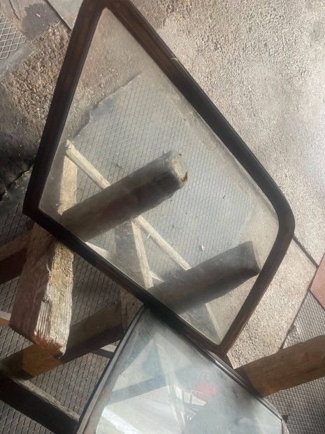 Lada 2104 csomagt�r oldal�veg