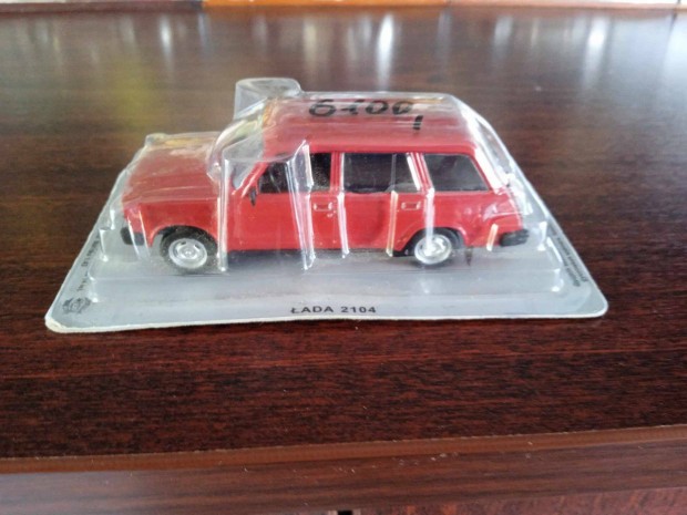 Lada 2104 piros kisauto modell 1/43 Elad