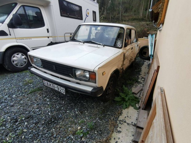 Lada 2105 balesetes jármű (sok új alkatrésszel)
