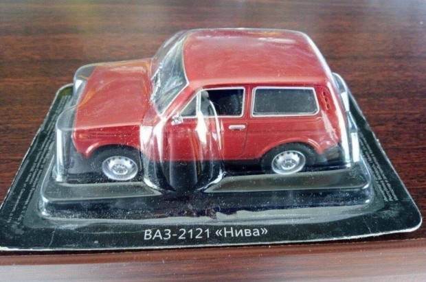 Lada 2121 piros kisauto modellek 1/43 Elad