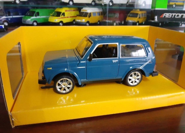 Lada Niva 21214 kisauto modell 1/22 Elad