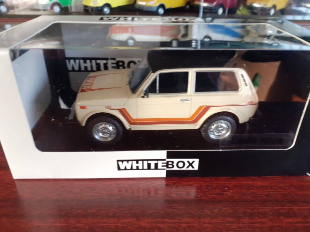 Lada Niva 2121 "White-Box" kisauto modell 1/24 Elad