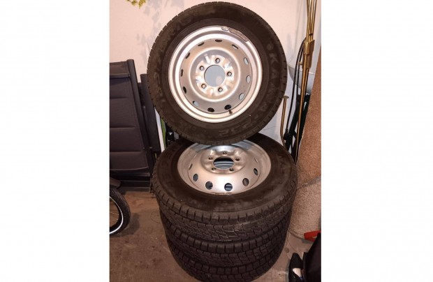 Lada Niva 4 db gumi felnin