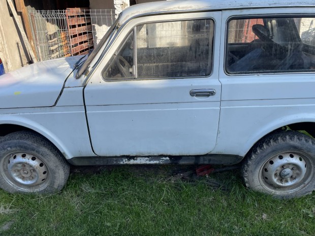 Lada Niva alkatrsznek elad