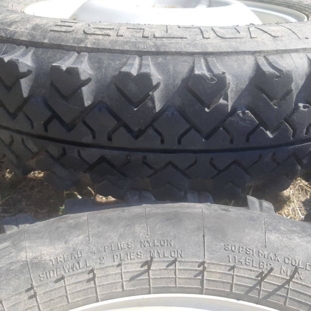 Lada Niva felni gumival eladó