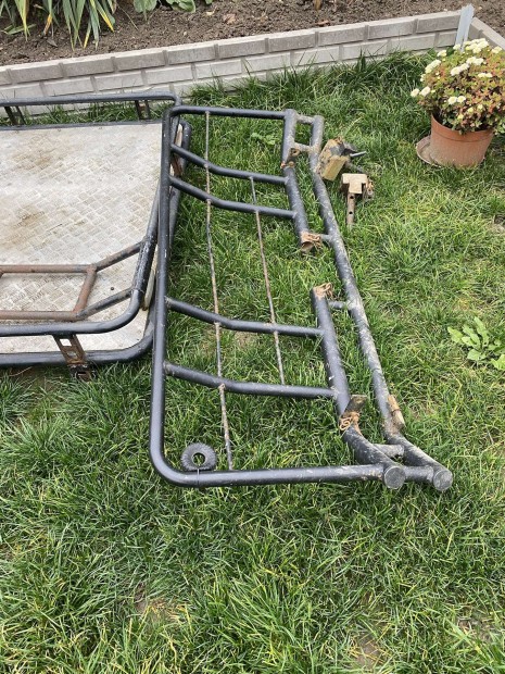 Lada Niva vadszllt s tetcsomagtart. 