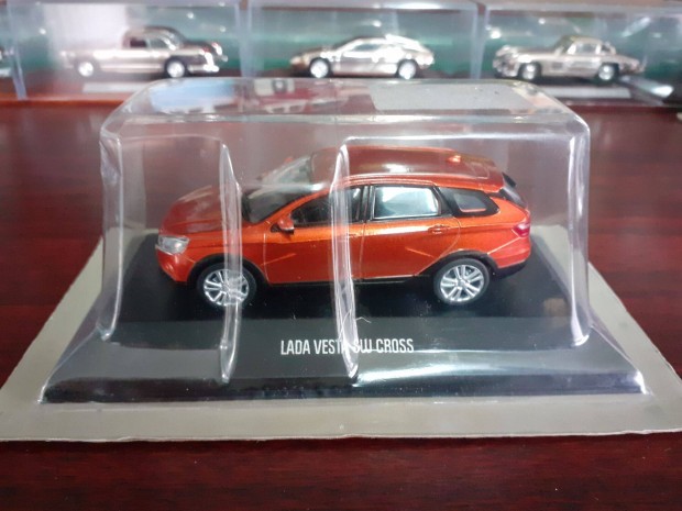 Lada Vesta SW Cross kisauto modell 1/43 Elad