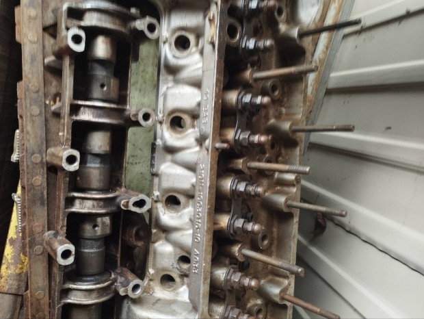 Lada hengerfej elad� 