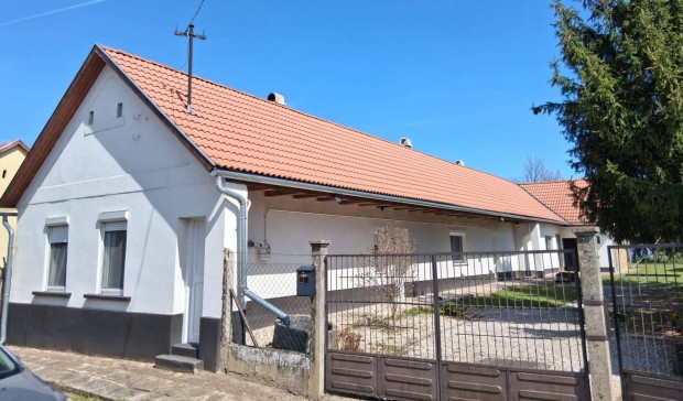 Lajoskomárom csendes utcájában ház eladó
