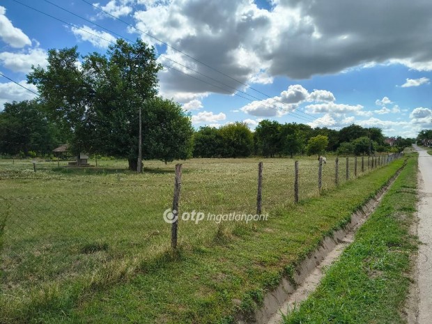 Lajoskom�romban elad� egy 2224 m2-es belter�leti �p�t�si telek