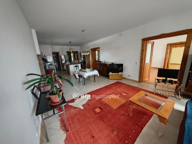 Lajoskom�romban elad� egy k�ria jelleg� 200 m2-es lak��p�let