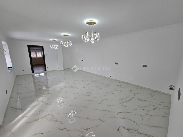 Lajoskom�romi elad� 98 nm-es h�z