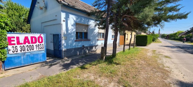 Lajosmizse központjában 3 szobás felújítandó ház eladó!