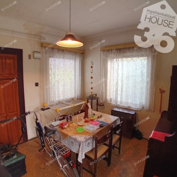 Lajosmizse k�zpontj�ban j� �llapot� csal�di h�z elad�!