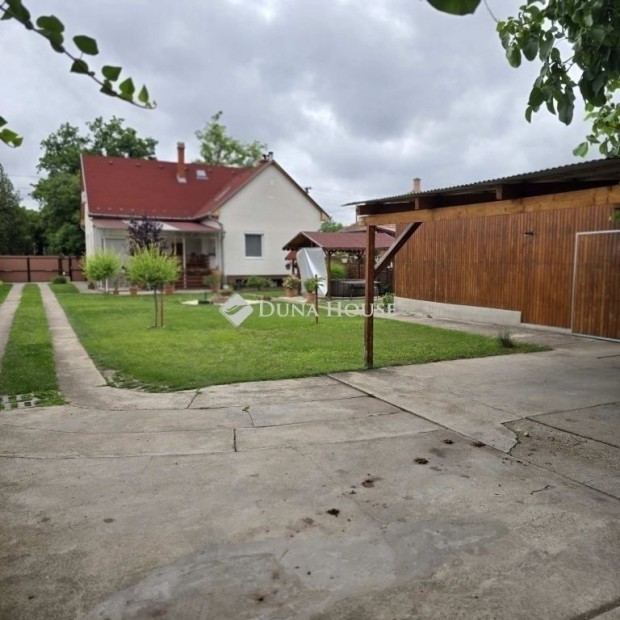 Lajosmizsei elad� 180 nm-es h�z