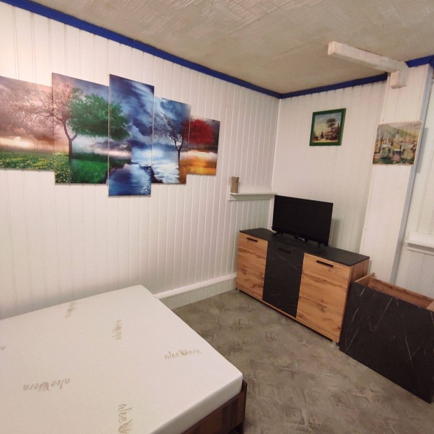 Lak�s Kaposv�ron kiad�