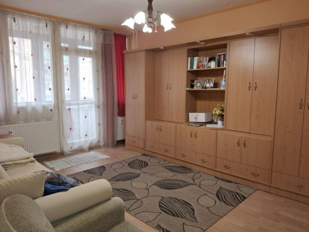 Lak�s a k�zponthoz k�zel