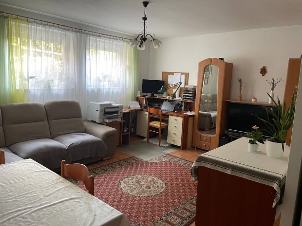 Lak�s elad� Balatonf�reden