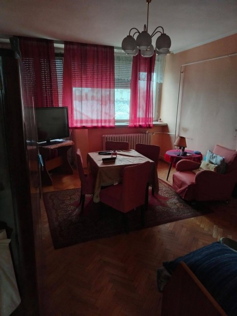 Lak�s elad� a Corvin negyed sz�l�n