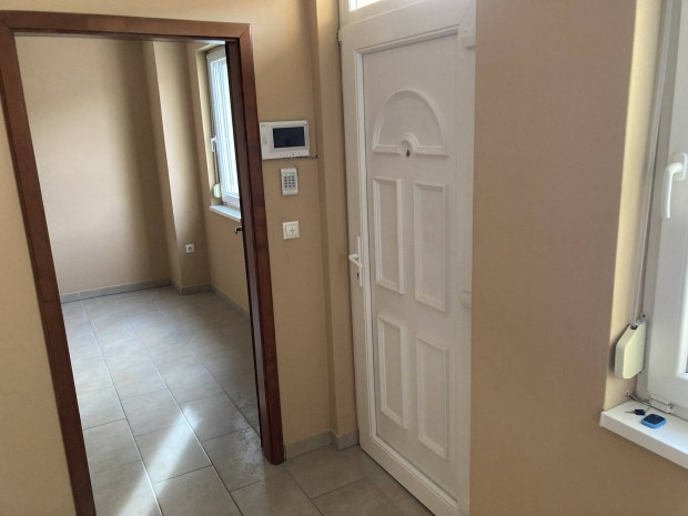 Lak�s kiad�, b�torozatlan, �jsor utca