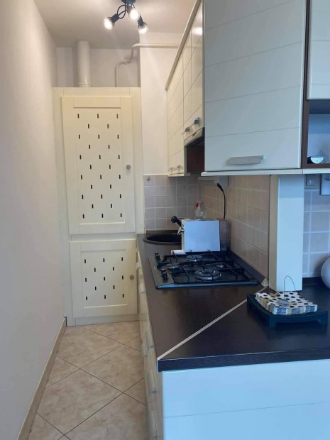 Lak�s teljes berendez�ssel kiad�