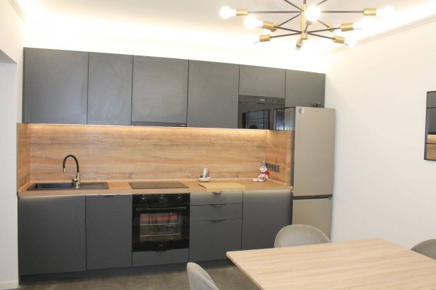 Lak�skulcs ingatlan, �s hitel iroda elad�sra k�n�lja az al�bbi ingatla