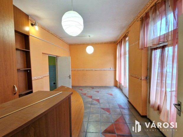 Lakhat�sra alkalmas, f�ldszinti �zlethelyis�g a belv�rosban