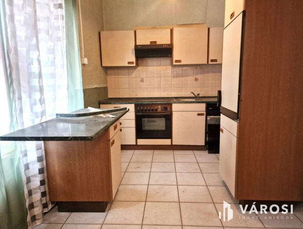 Lakhat�sra kialak�tott, belv�rosi, f�ldszinti �zlethelyis�g