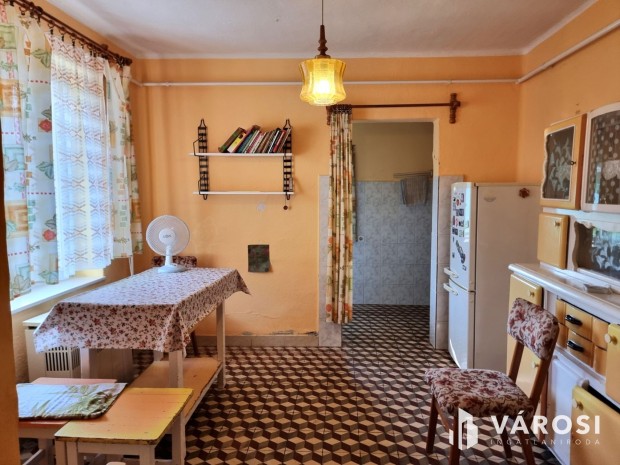 Lakhat�, korszer�s�t�st ig�nyl� 98m2-es csal�di h�z